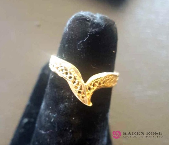 Ladies 14 karat gold ring
