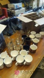 Mugs and drinking glasses table Linens C1