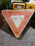 Yield sign b1