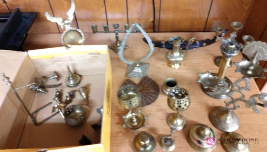A lot of decorative items