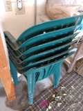 6 plastic patio chairs