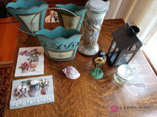 Miscellaneous decorative items