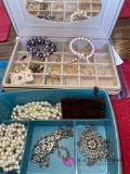 Miscellaneous lot of costume jewelry