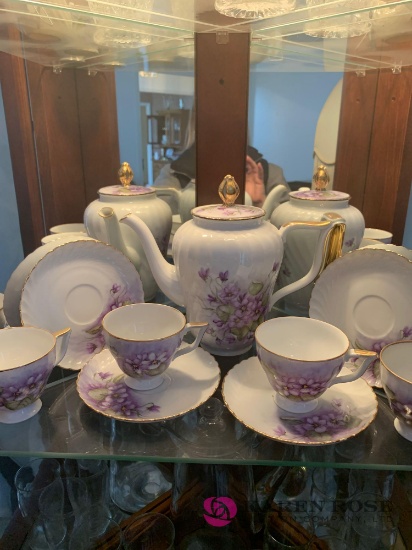 Teapot with 4 cups and saucers