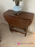 Drop leaf gateleg table