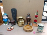 Assorted decorative items