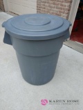 Rubbermaid brute lidded trash can