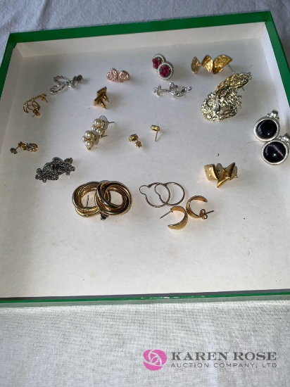 17 pr. Pierced earrings