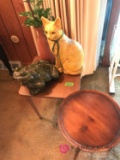 D1 lot of plant stands, cat figure and frog