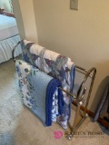 B1 Blanket stand with blankets