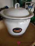 Enameled steelware pot