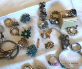 Lot of assorted jewlery