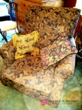 Cushion chair with pillows