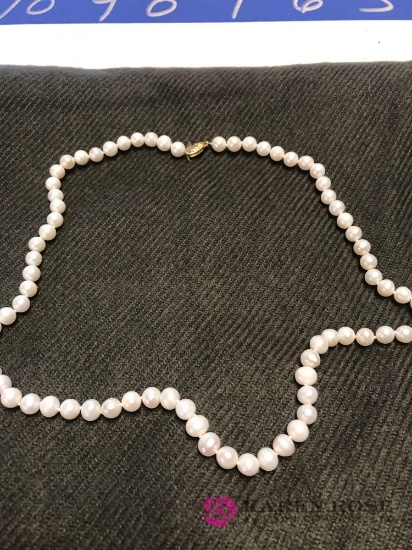 14 kt cultured Pearl necklace