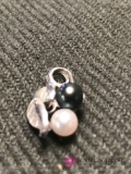 14kt white gold pearls pendant