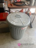 Metal 10 gallon garbage can with lid