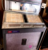 GP 160 Stereo Jukebox full of 45 s lights up, plays no volume