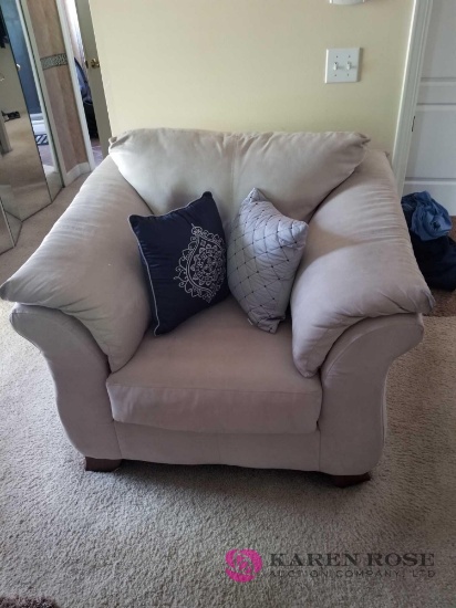 BR1 - Overstuffed Chair with Pillows