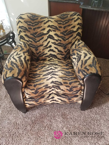 LR - Leopard Chair
