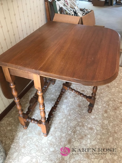 Gate leg table