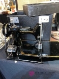 Singer sewing machine featherweight with case and all accessories