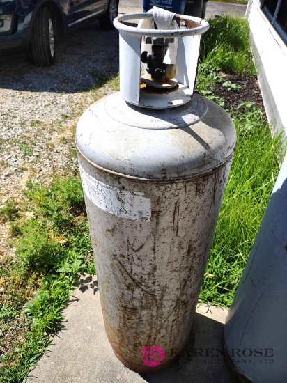 100 pound liquid propane tank