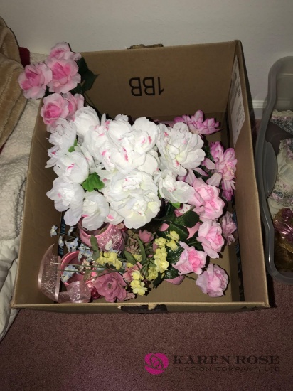 Assorted artificial flowers/vases