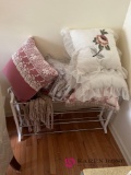 Shoe rack and decorative pillows in B3