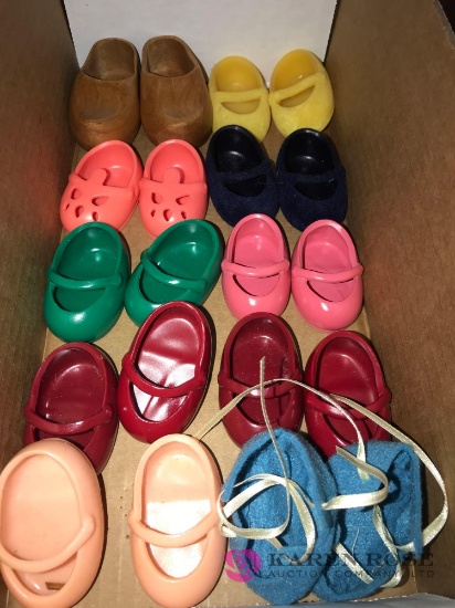 10 pairs of doll shoes