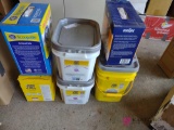 6 containers of Kitty litter