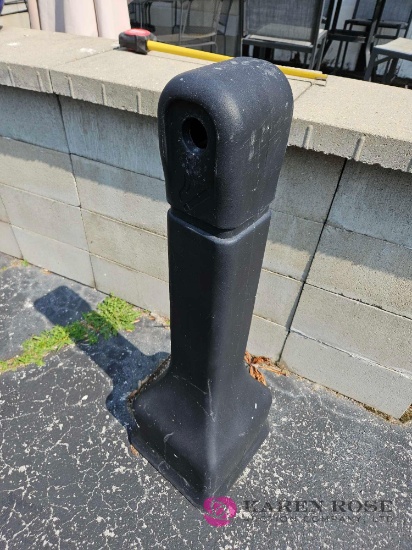 Cigarette butt disposal container
