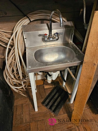 Hand washing sink