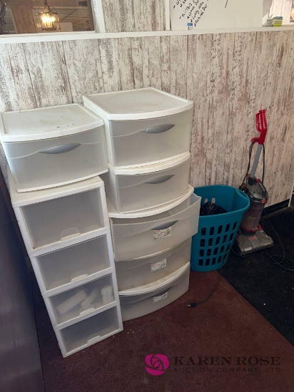 Plastic containers /wastebasket/sweeper