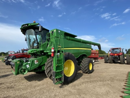 2017 John Deere S680 Combine