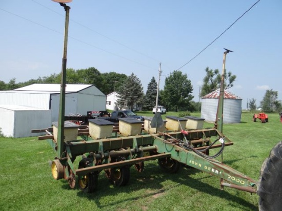 JD 7000 Planter