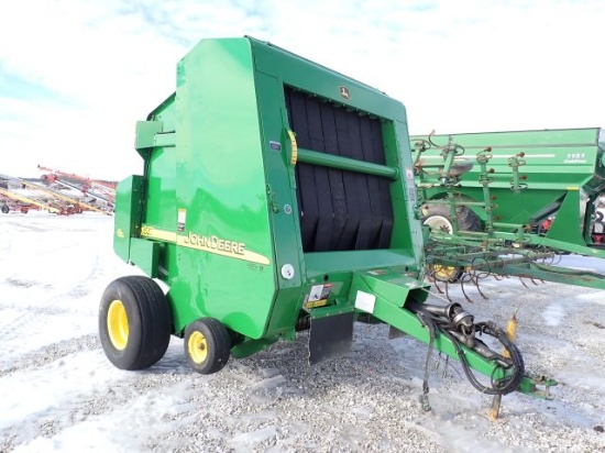 John Deere 567 Round Baler