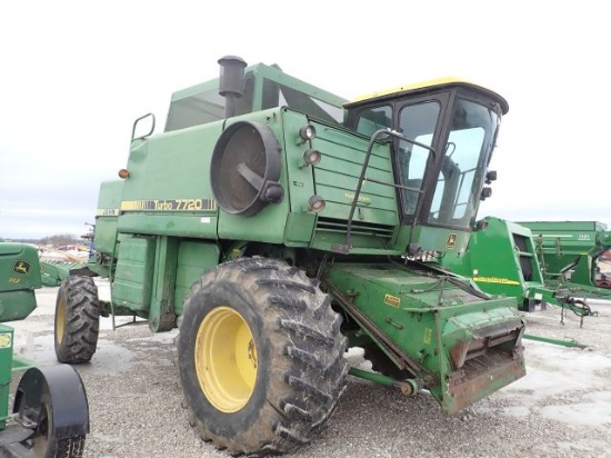 John Deere 7720 Combine