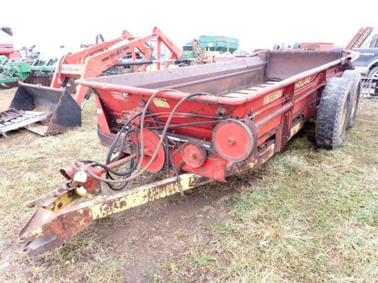 New Holland 680 Tandem Axle Manure Spreader