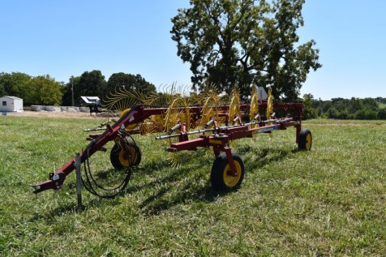 New Holland 10-Wheel V-Hay Rake