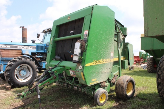 John Deere 567 Baler
