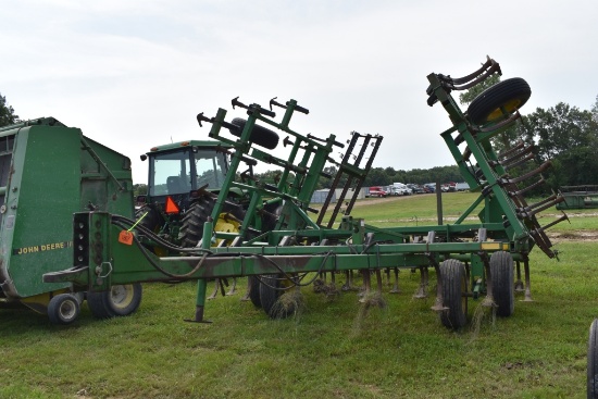 John Deere 960 Field Cultivator