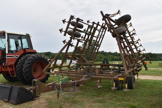 John Deere 960 Field Cultivator