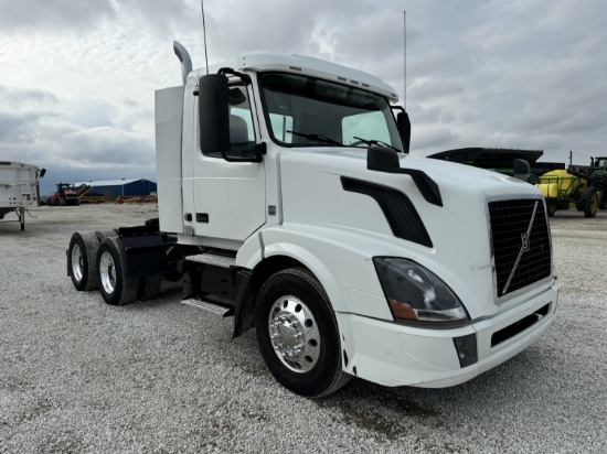 2017 Volvo VNL64T300 Semi Truck