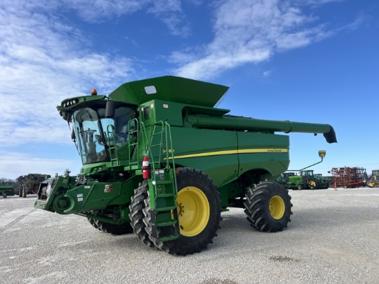 John Deere S680 Combine