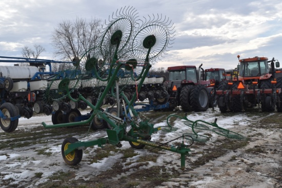 John Deere 702 Hayrake