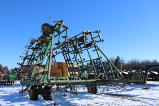 John Deere 960 Field Cultivator