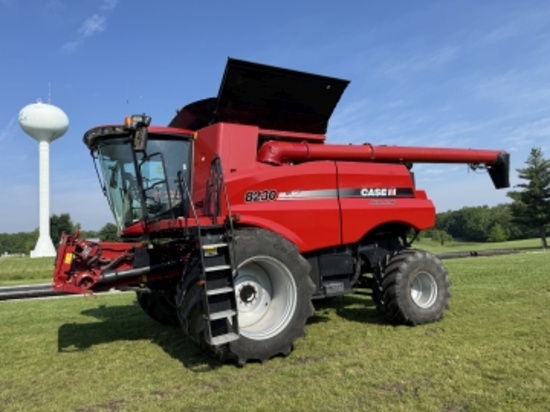Case IH 8230 Combine,
