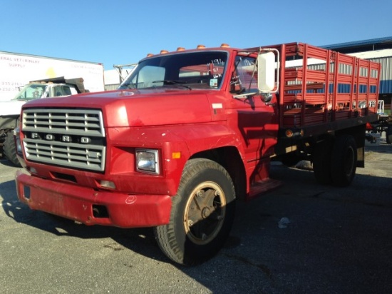 1981 Ford F600 flatbed stake body truck