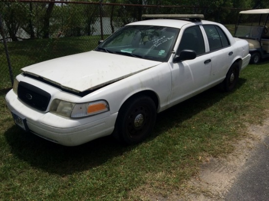 2010 WHITE FORD CROWN VIC