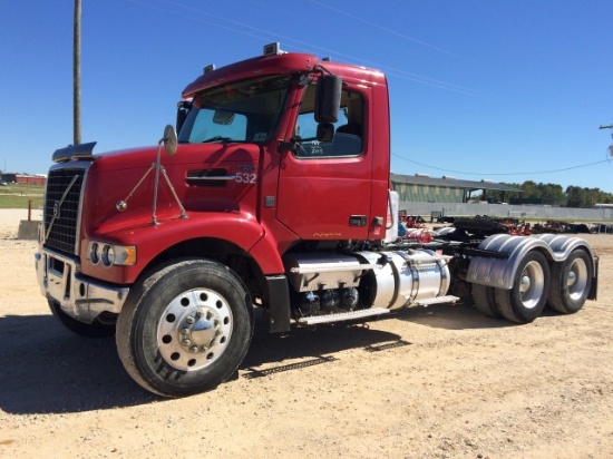 2013 Volvo tandem axle truck
